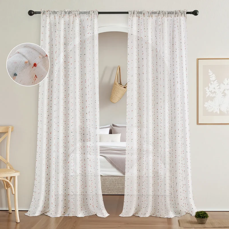 Transparente Gardine mit Pompons – Boho-Stil, Weiß