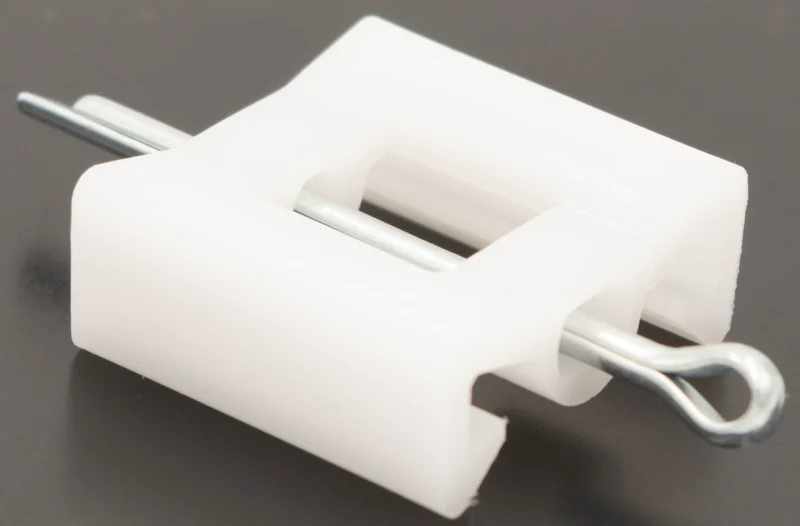 Aufzugsbandbefestigung mit Splint weiß
